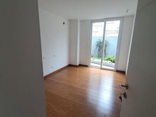 FLAT DE ESTRENO CON GRAN TERRAZA - TIPO CASITA - PRIMER PISO - 3 COCHERAS - DEPÓSITO