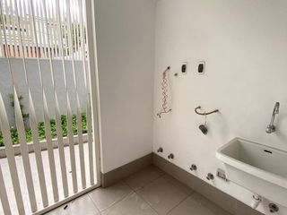 FLAT DE ESTRENO CON GRAN TERRAZA - TIPO CASITA - PRIMER PISO - 3 COCHERAS - DEPÓSITO