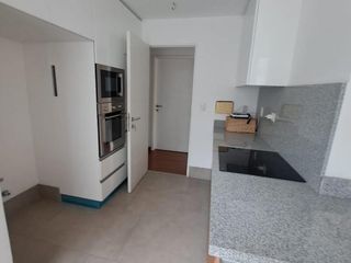 FLAT DE ESTRENO CON GRAN TERRAZA - TIPO CASITA - PRIMER PISO - 3 COCHERAS - DEPÓSITO