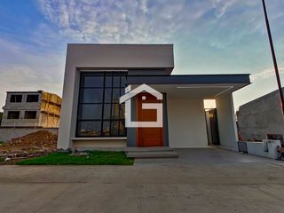 Villa Modelo de 2 Habitaciones con Diseño en Doble Altura y Cocina Americana en Urbanización Privada en Machala