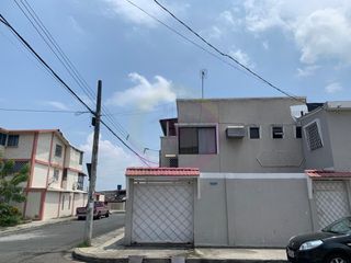 Vendo casa esquinera en Sauces 9, diagonal a Correos del Ecuador