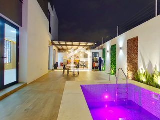 Casa en Venta de 4 Habitaciones con Piscina en Urbanización Palermo en Machala