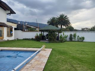 Casa en Venta o Renta 4 habitaciones con piscina Urb. Jardines del Este Cumbaya