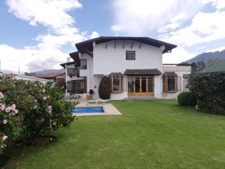 Casa en Venta o Renta 4 habitaciones con piscina Urb. Jardines del Este Cumbaya