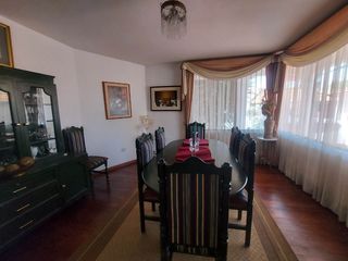 Casa comercial de arriendo en Cuenca amplia a pocas cuadras del estadio