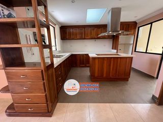 Amplia casa de venta, frente a la vía pública, Sector Ordoñez