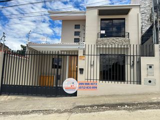 Amplia casa de venta, frente a la vía pública, Sector Ordoñez