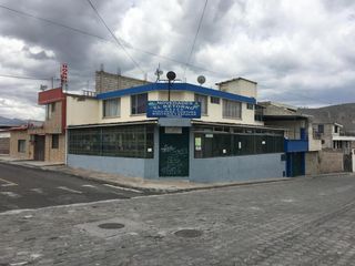 De Venta Departamento Esquinero con Local Comercial – San Antonio de Pichincha