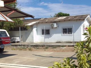 En venta acogedora casa construida en amplio terreno, Playas Villamil.