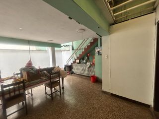 Casa de 2 pisos con cochera en Zona B de San Juan