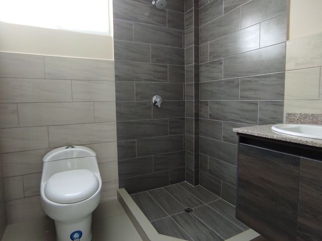 CALDERÓN / VENDO HERMOSA CASA A ESTRENAR / VIP.