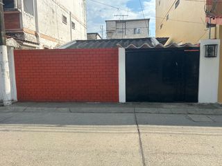 VENDO CASA DE 3 DORMITORIOS EN GUAYACANES FRENTE A PARQUE