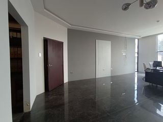 Foto 13 de Venta de Edificio/Oficina Comercial amoblado en la Cooperativa La Fragata, Guayaquil-Ecuador