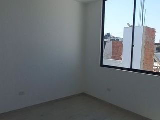 Venta de Casa de estreno 3 pisos con Piscina en Piura