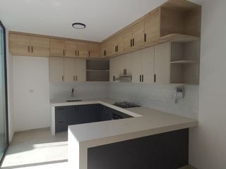 Venta de Casa de estreno 3 pisos con Piscina en Piura