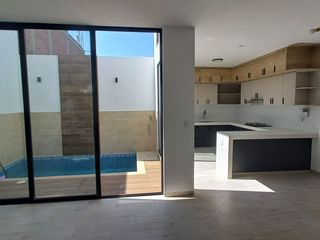 Venta de Casa de estreno 3 pisos con Piscina en Piura