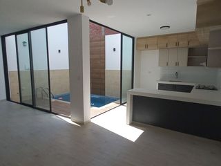 Foto 3 de Venta de Casa de estreno 3 pisos con Piscina en Piura