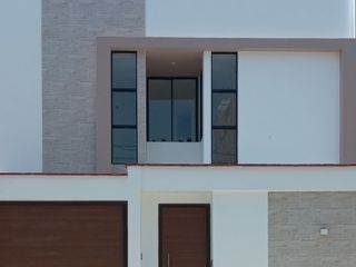 Foto 1 de Venta de Casa de estreno 3 pisos con Piscina en Piura