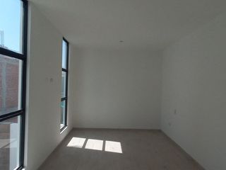 Venta de Casa de estreno 3 pisos con Piscina en Piura