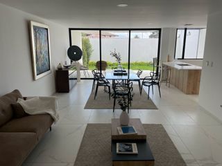 LINDA CASA DE VENTA CERCA DE HILACRIL PLAZA TUMBACO!!  A ESTRENAR!!