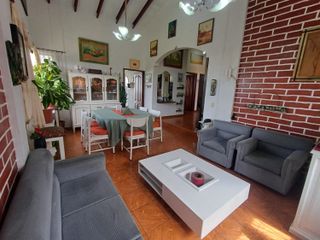 Casa con Terreno Independiente de 741 m2 en Venta en Calderón