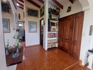 Casa con Terreno Independiente de 741 m2 en Venta en Calderón