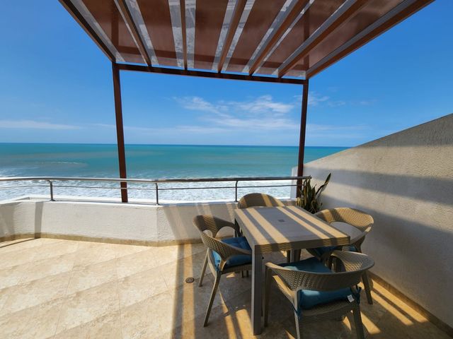 VENDO DEPARTAMENTO PRIMERA LINEA AL MAR SECTOR DE ALTA PLUSVALIA AMOBLADO Y EQUIPADO.