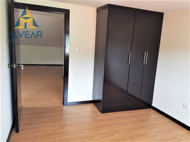 VENDO HERMOSA CASA DE 3 PISOS EN LA CIUDADELA LA CASCADA. CUENCA   $122.000