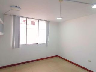Vendo casa acondicionada para  Oficina de 3 pisos en San Miguel