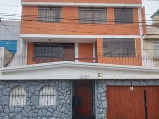 Vendo casa acondicionada para  Oficina de 3 pisos en San Miguel