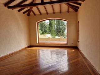 AMPLIA Y ACOGEDORA RESIDENCIA EN URBANIZACIÓN EXCLUSIVA - RINCÓN DEL VALLE