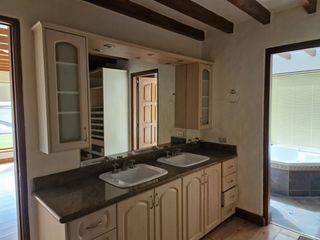 AMPLIA Y ACOGEDORA RESIDENCIA EN URBANIZACIÓN EXCLUSIVA - RINCÓN DEL VALLE