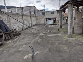 Casa de venta,346m2 de construcción en 180m2 de terreno, a 100m2 de la Av. Martha Bucaram, Sector TÍA de la Cdla Ibarra Quito, Ecuador