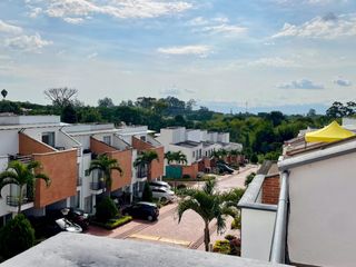Extraordinaria casa con dos parqueaderos, 125 m2, 3 alcobas, 2 estudios en Rivera Campestre Conjunto Residencial. Alquiler. Pereira - Colombia