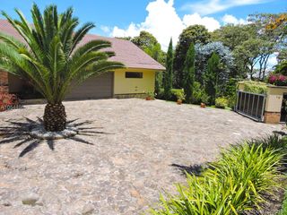 Foto 3 de Gorgeous One Level Home with Private Lake in Heart of LLanogrande