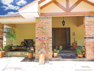 Foto 5 de Gorgeous One Level Home with Private Lake in Heart of LLanogrande