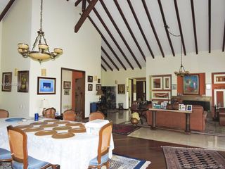 Foto 18 de Gorgeous One Level Home with Private Lake in Heart of LLanogrande