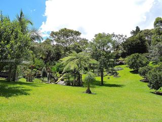 Foto 10 de Gorgeous One Level Home with Private Lake in Heart of LLanogrande