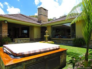 Foto 6 de Gorgeous One Level Home with Private Lake in Heart of LLanogrande