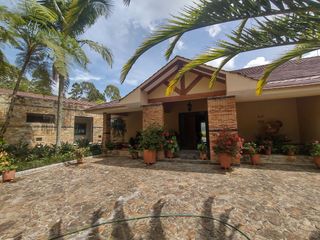 Foto 2 de Gorgeous One Level Home with Private Lake in Heart of LLanogrande