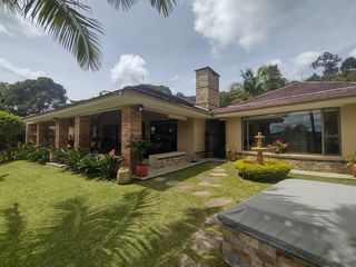 Foto 1 de Gorgeous One Level Home with Private Lake in Heart of LLanogrande
