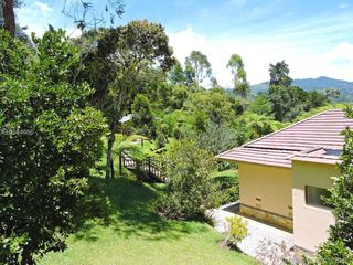 Foto 13 de Gorgeous One Level Home with Private Lake in Heart of LLanogrande