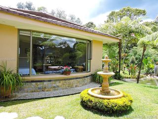Foto 14 de Gorgeous One Level Home with Private Lake in Heart of LLanogrande
