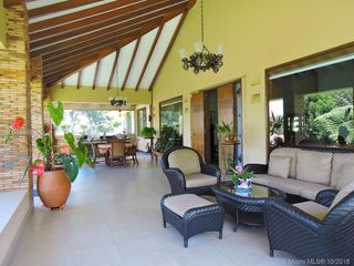 Foto 15 de Gorgeous One Level Home with Private Lake in Heart of LLanogrande