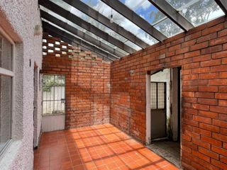 Alquilo casa comercial amplia en Cuenca sector Zona Rosa Ave Gran Colombia