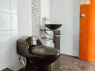 CASA EN VENTA DE 3 PISOS A 3 MINUTOS DE METRO - HUNTER