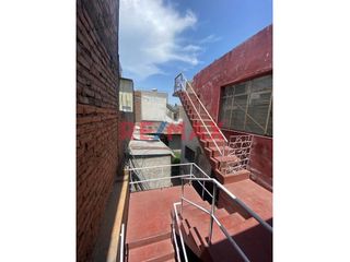 Foto 2 de Casa En Venta Como Terreno En La Urb La Perla