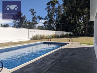 Venta linda casa 3 dormitorios, ubicada dentro de Conjunto Privado con piscina, Sector el Arenal, Tumbaco