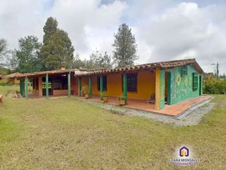 Hermosa finca con casa principal y 3 cabañas. Medellín - Santa Elena