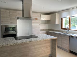 SE ARRIENDA MODERNO DEPTO EN EDIFICIO EXCLUSIVO CUMBAYA (Sector Santa Lucía Alta)